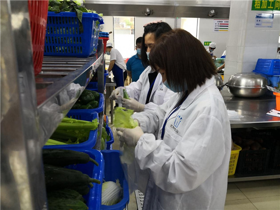快检工作人员对各类食品进行抽样.jpg