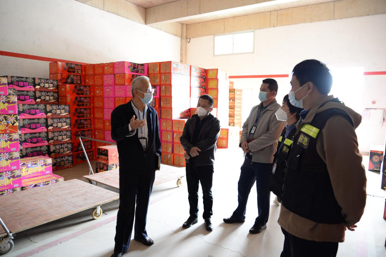 省检查工作组到极速飞艇
检查烟花爆竹工作2.png