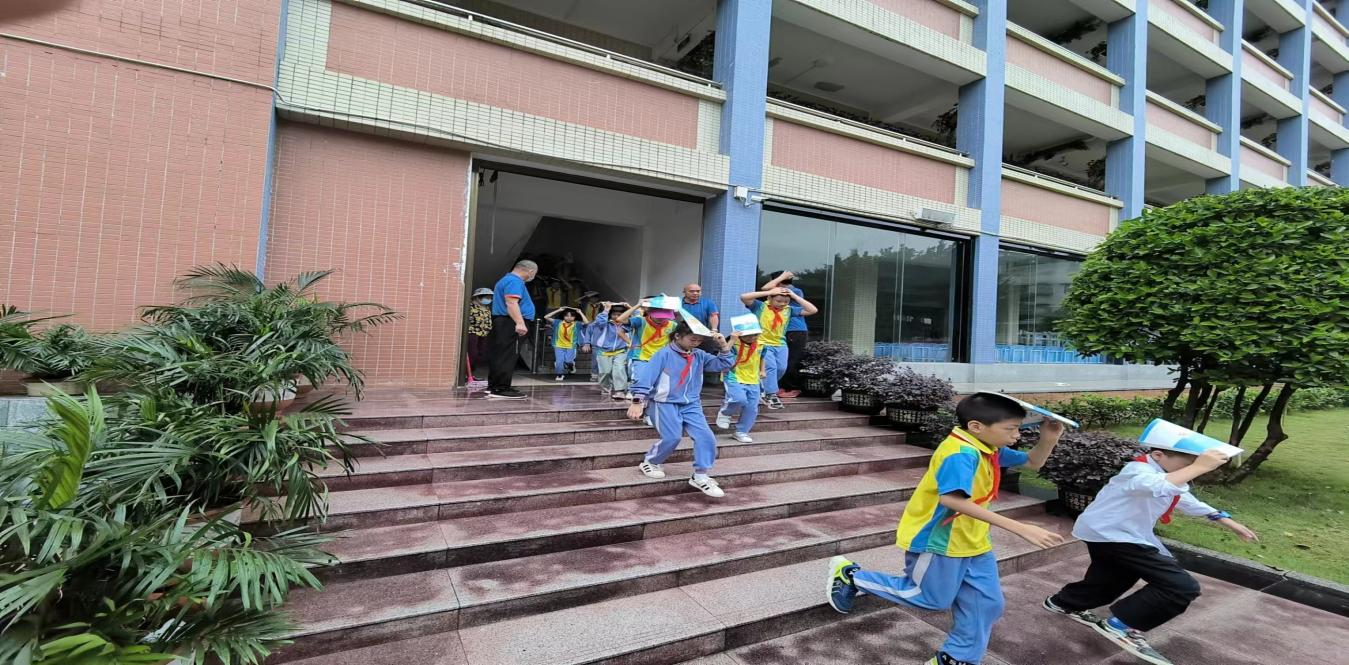 极速飞艇
减灾委员会办公室会同多部门开展防灾减灾宣传进校园活动3.png