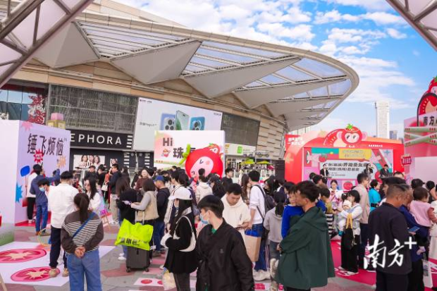 活动现场人流如织。 活动现场人流如织。