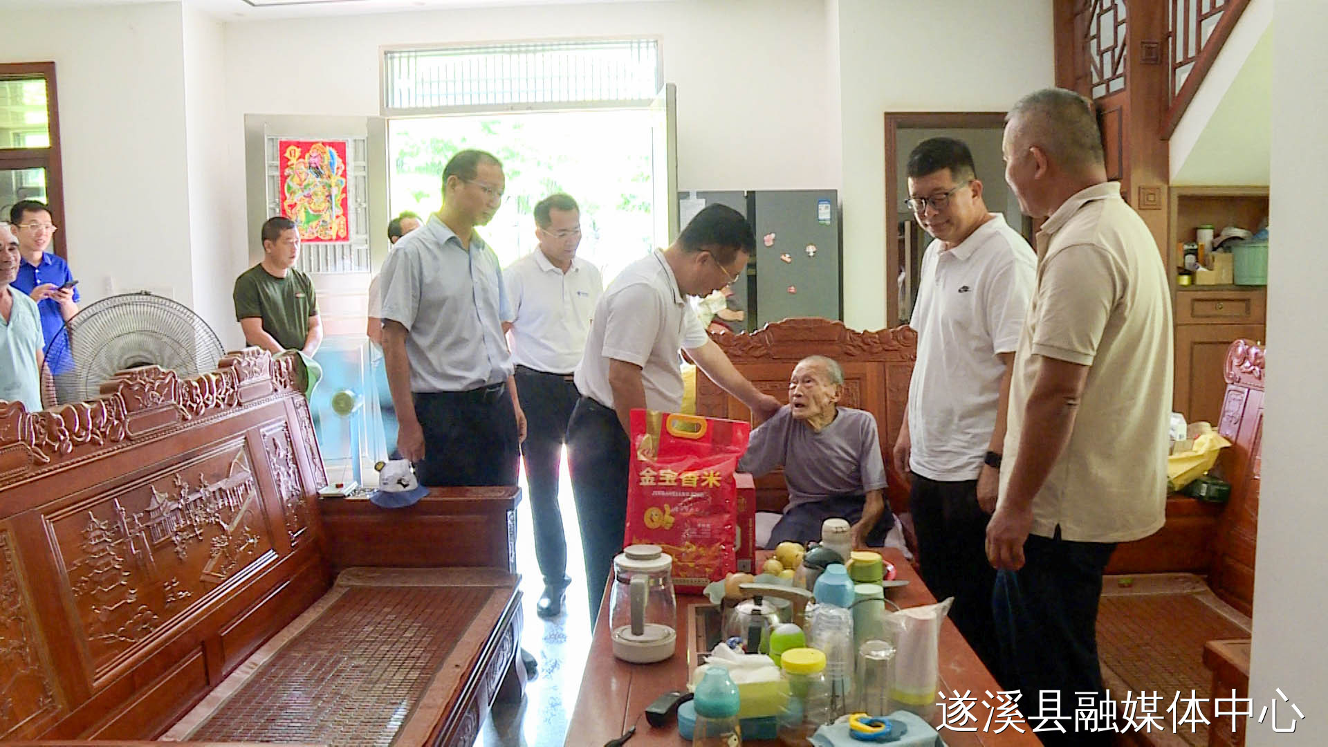 潘汝权率队到杨柑镇走访慰问老党员