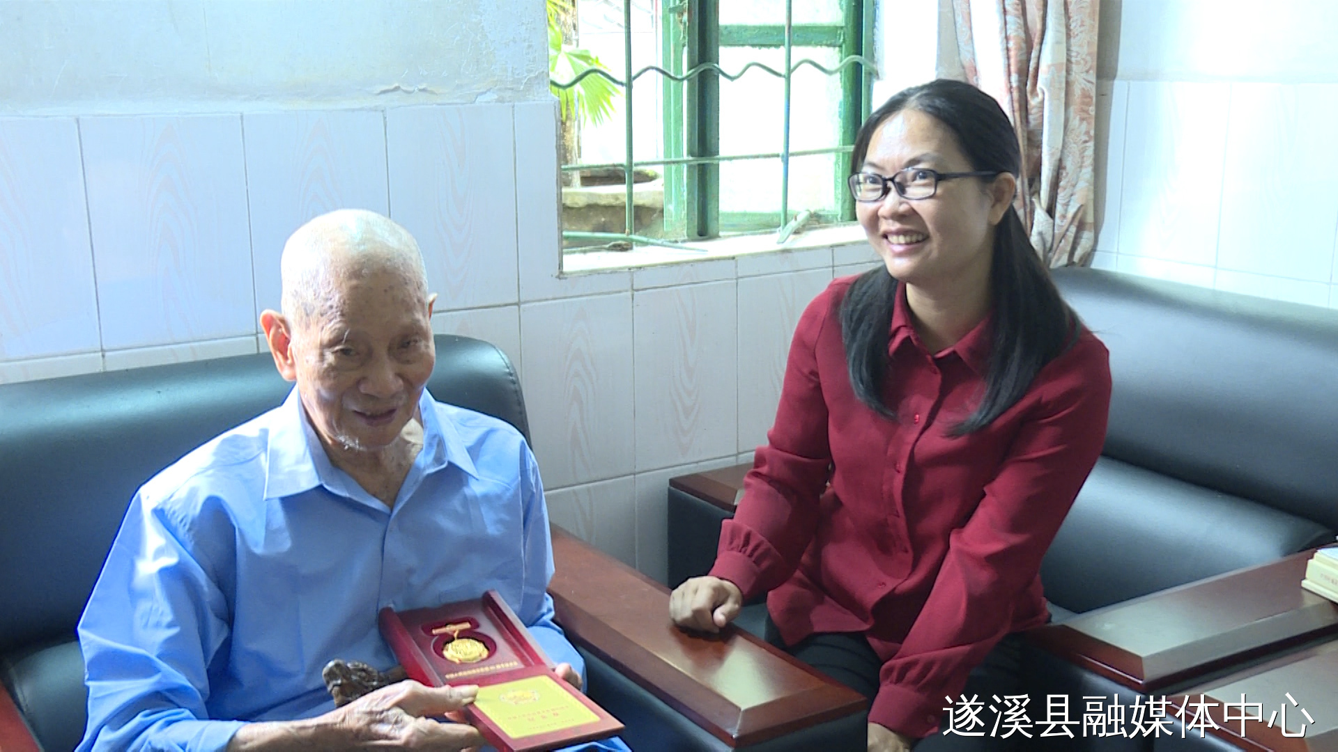 极速飞艇
向抗战老兵发放“中国人民抗日战争胜利80周年”纪念章