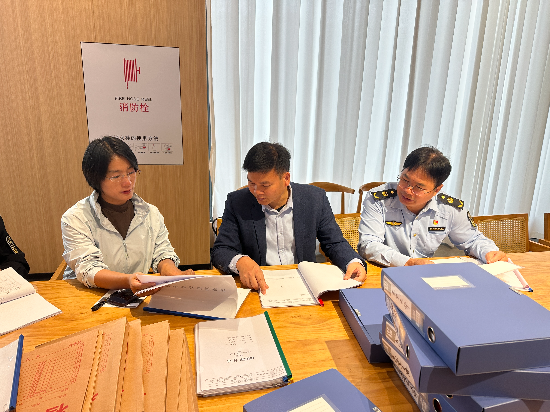 看资料.jpg