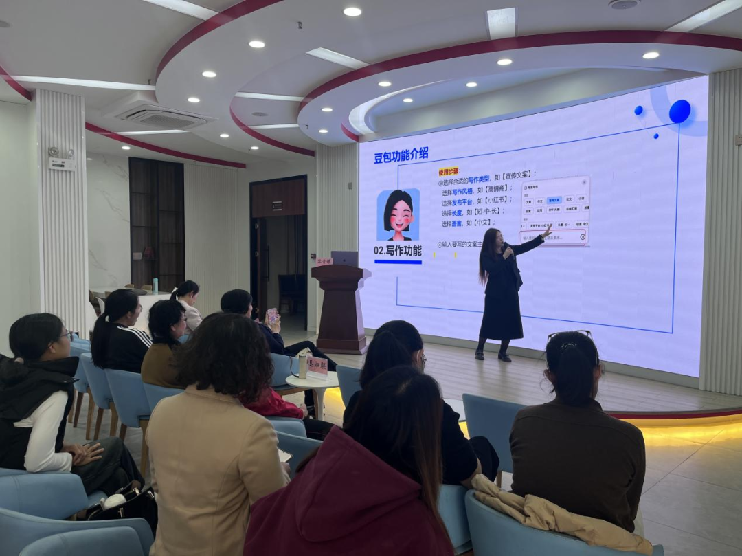 学习身边榜样 凝聚奋进力量｜极速飞艇
第四十期女性大讲坛开讲825.png